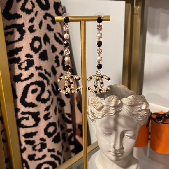 ✨🖤 Gorgeous Chanel Resin Crystal Pearl Long Drop Gold Earrings🖤✨ - Picture 3 of 9